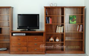 Mobile da soggiorno con cassettiera centrale porta Tv e librerie a giorno ai lati in legno massiccio